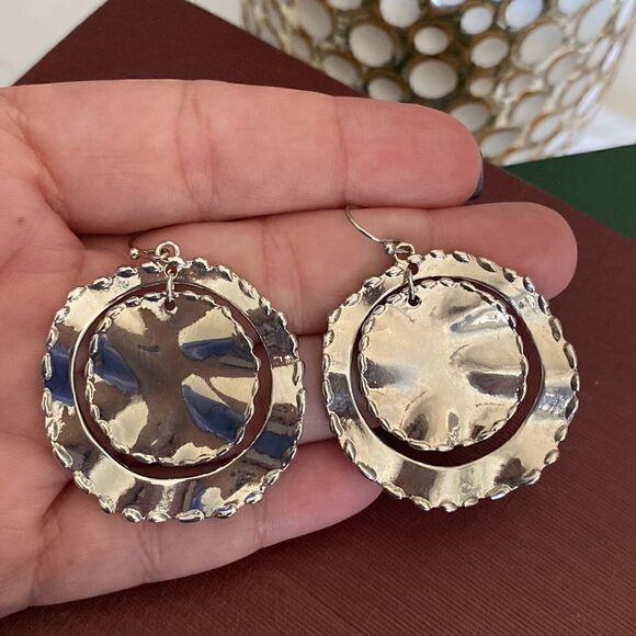 Silver Tone Hammered Drop Dangle Earring’s - Picture 4 of 4